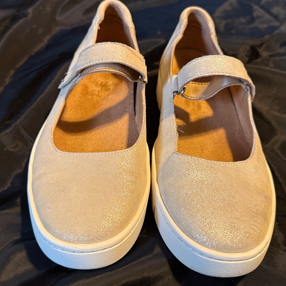 Vionic Uptown Mary Jane Flats Gold Shimmer Leather size 8.5 EUC - Picture 4 of 16